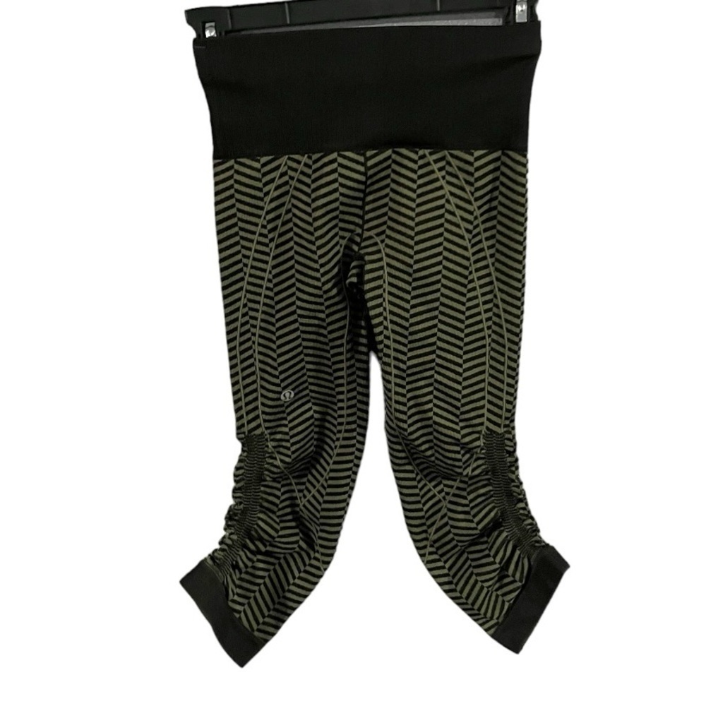 EUC Lululemon Women's IN THE FLOW CROP II HEATHERED FATIGUE GREEN CHEVRON Print